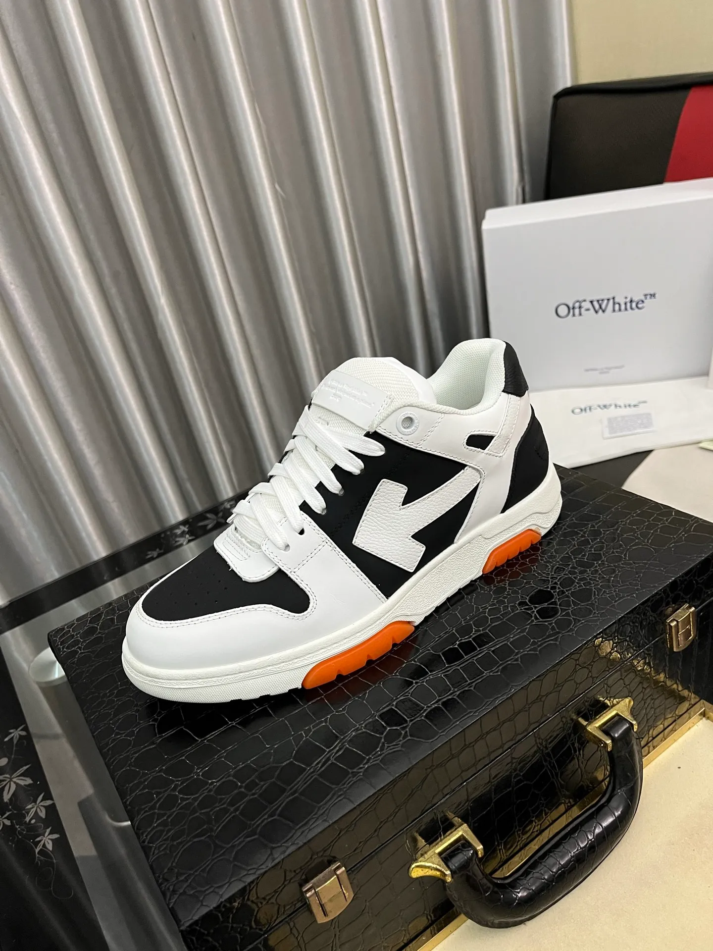 Men's shoes 💰600⌚️⌚️ OFF-White C/O VirGil Abloh fashionable and versatile casual shoes. Exclusive first release of the new model. Made of environmentally friendly cowhide leather and mesh fabric upper material. The insole is embedded with foam cushioning EVA material. The correct midsole is equipped with EVA lightweight cushioning. External tooth nail rubber outsole. The correct accessories can be customized simultaneously. Women's model: 35-40 Men's model: 39-45